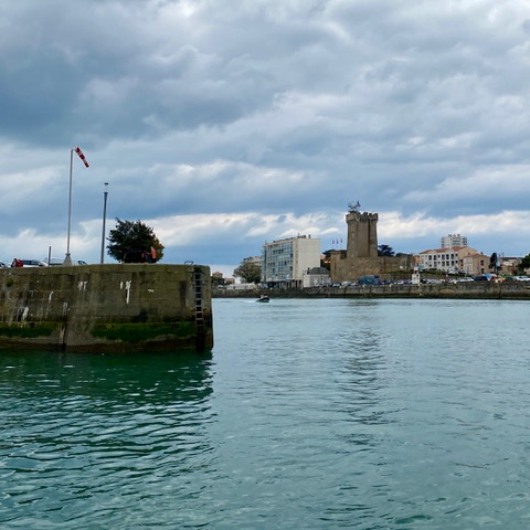 Khitira sauve un homme à la mer